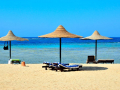 spiaggia di sabbia e  ombrelloni di paglia