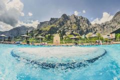 639212d61a30a-Alpentherme_Aussenbecken_Panorama-3
