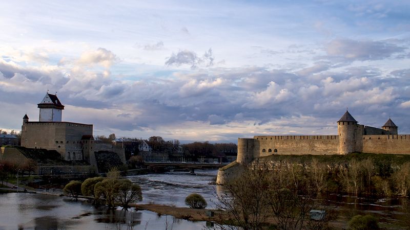 800px Narva vs Ivangorod