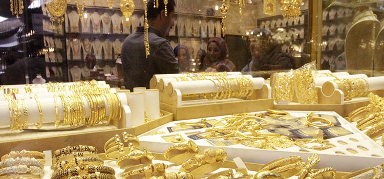 Жители Индии и Китая торопятся покупать золото