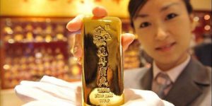 Жители Индии и Китая торопятся покупать золото