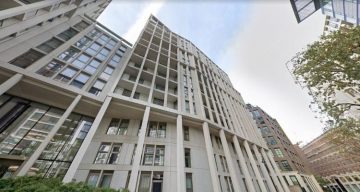 Просторная квартира в элитном Abell House в Лондоне с видом на сад