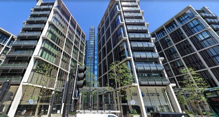 Дуплекс с тремя спальнями и огромной террасой в One Hyde Park в Лондоне