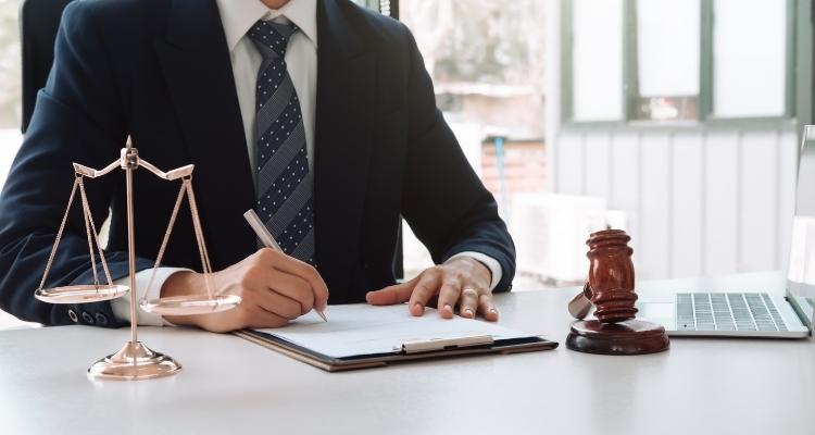Уезжаете за границу? Позаботьтесь о доверенности