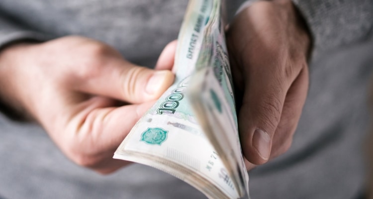 Россияне, удаленно работающие за рубежом, будут обязаны платить налоги в РФ