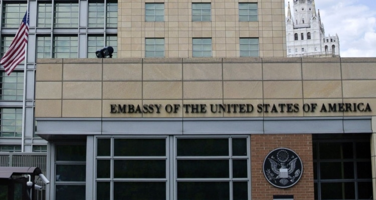 Посольство США набирает новых сотрудников для выдачи виз в Москве